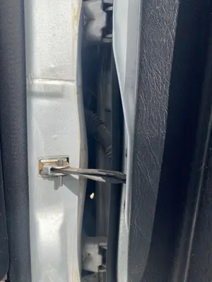 Foto de RETENEDOR PUERTA NISSAN ALMERA (N15) 2.0 Diesel (75 CV / 55 KW)