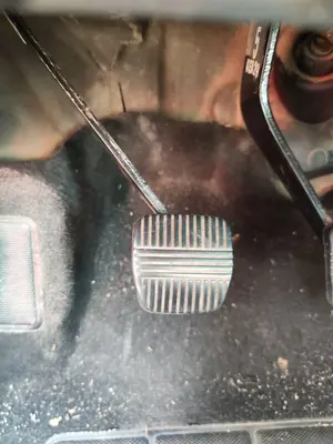 Foto de PEDAL EMBRAGUE NISSAN PRIMERA BERLINA (P12) 1.9 16V Turbodiesel CAT (120 CV / 88 KW)
