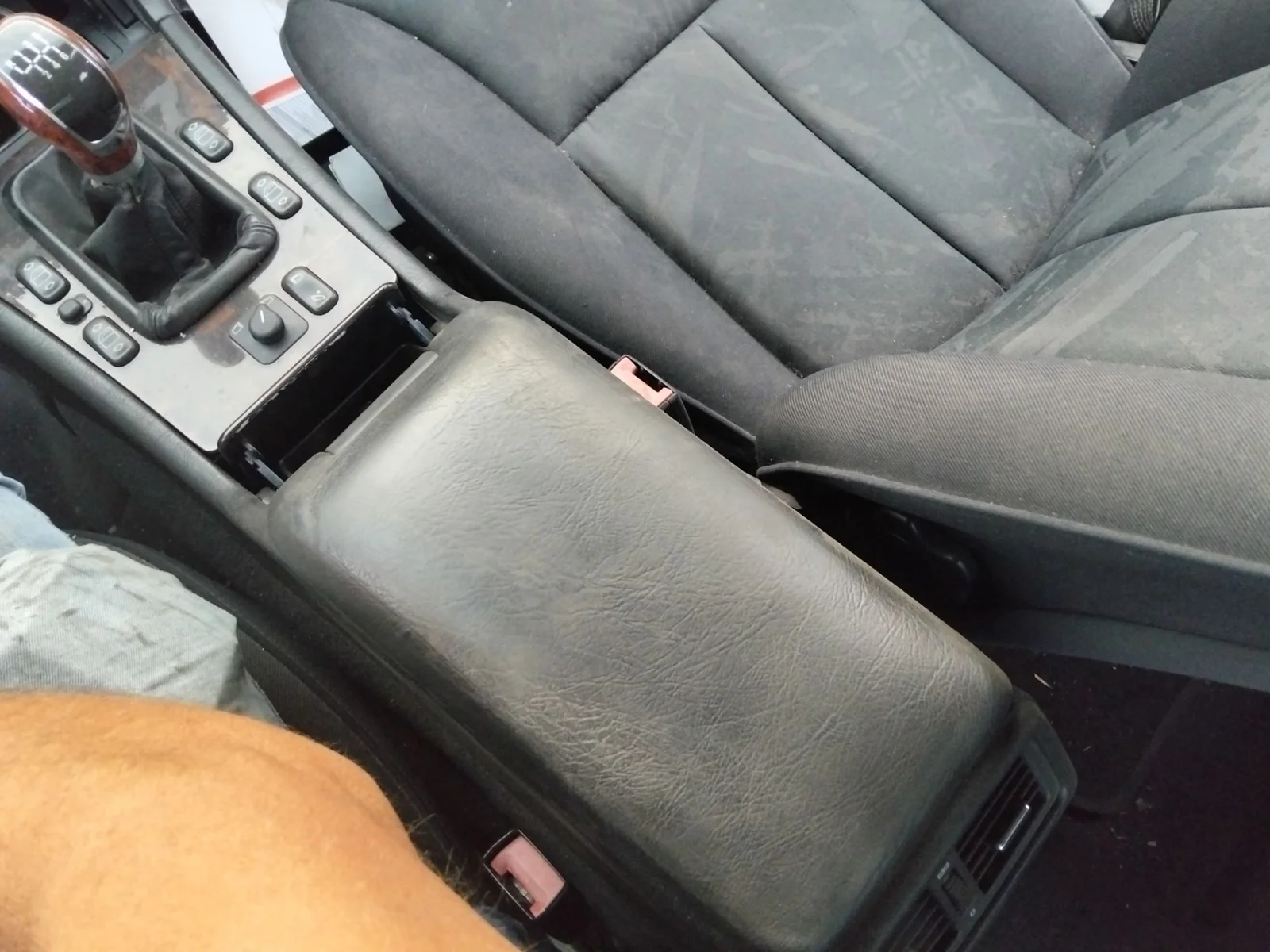 Foto de APOYABRAZOS CENTRAL MERCEDES-BENZ CLASE E (BM 210) BERLINA 3.0 Diesel CAT (136 CV / 100 KW) referencia A2109700430 FKZ