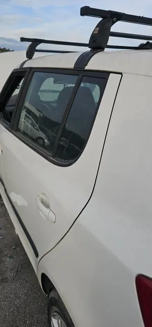 Foto de LUNA TRASERA IZQUIERDA SKODA FABIA (5J2) 1.2  (60 CV / 44 KW) referencia 5J6845205K