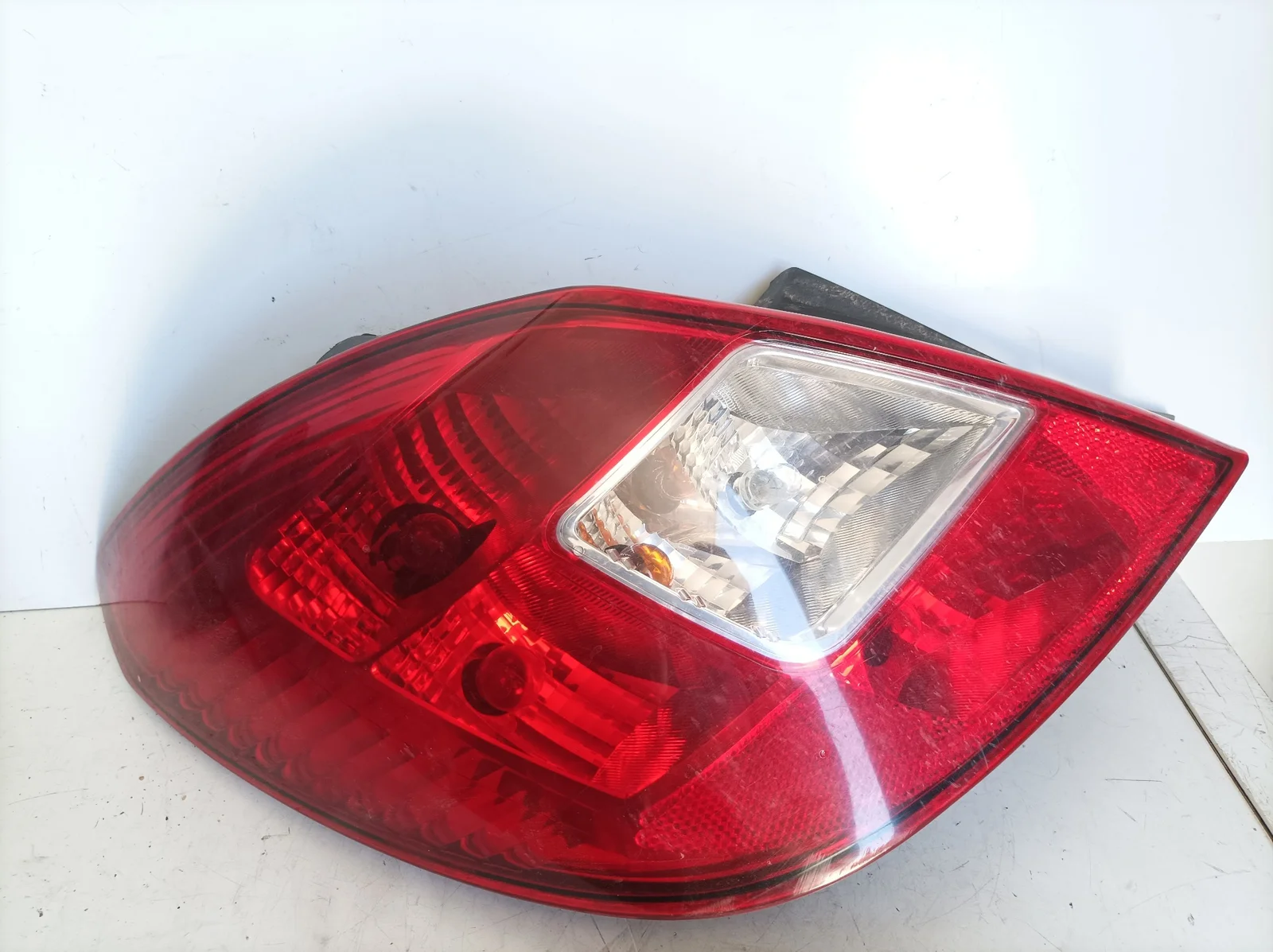 Foto de PILOTO TRASERO IZQUIERDO OPEL CORSA D referencia 13188047