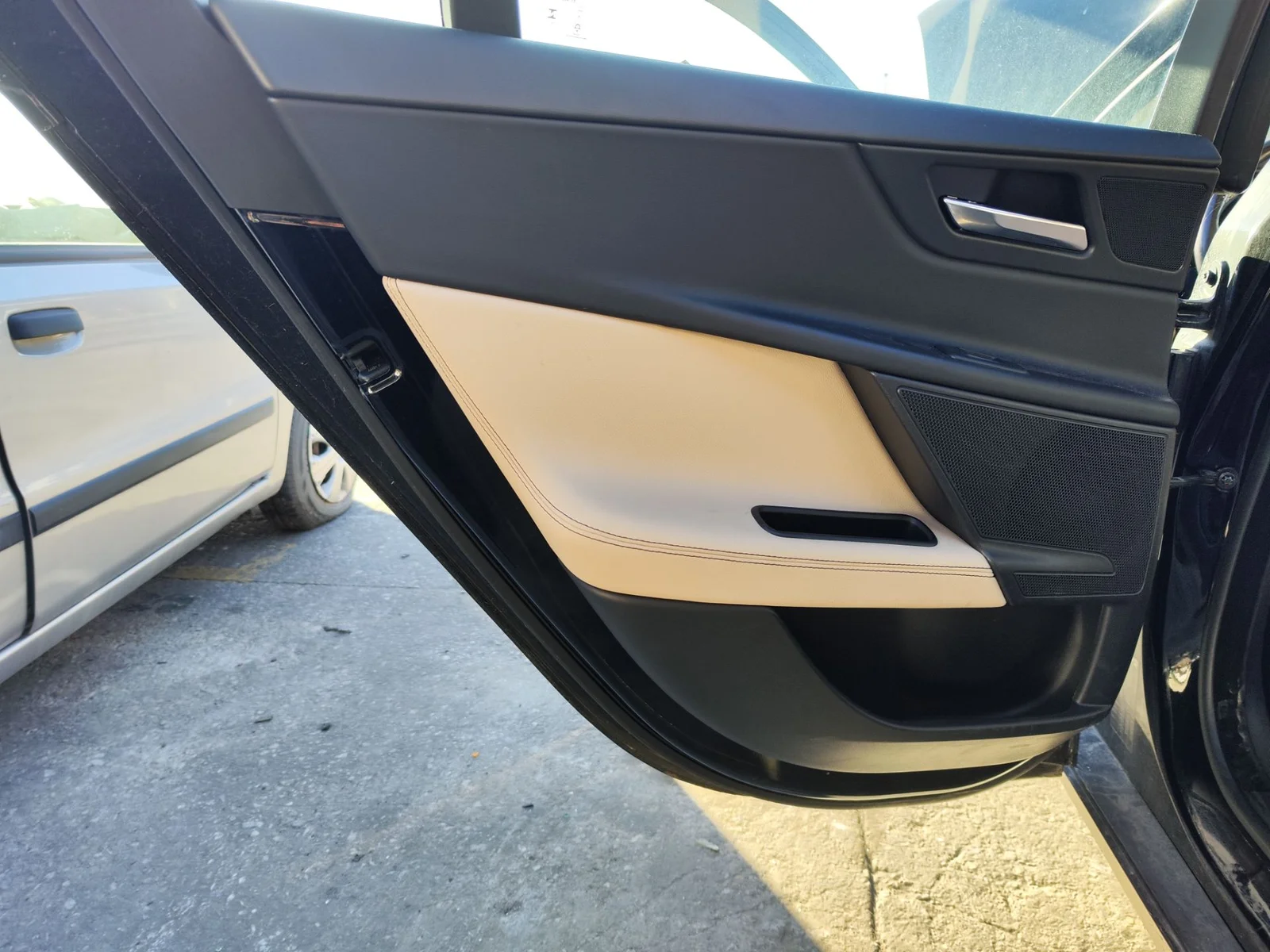Foto de GUARNECIDO PUERTA TRASERA IZQUIERDA JAGUAR XE 2.0 Turbo CAT (200 CV / 147 KW)