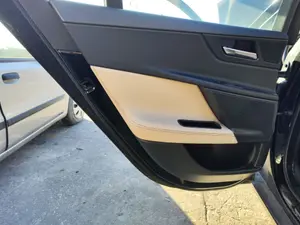 Foto de GUARNECIDO PUERTA TRASERA IZQUIERDA JAGUAR XE 2.0  Turbo CAT (200 CV / 147 KW)