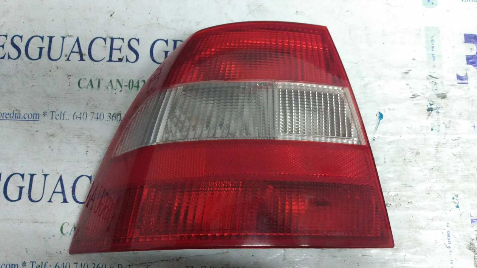 Foto de PILOTO TRASERO IZQUIERDO OPEL VECTRA B BERLINA referencia 90568047