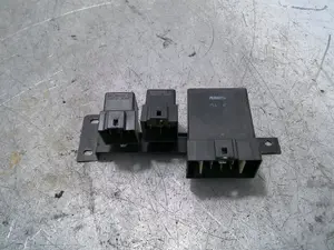 Foto de CAJA RELES / FUSIBLES CHRYSLER STRATUS JX CABRIO 2.5 CAT (163 CV / 120 KW) referencia 04671266