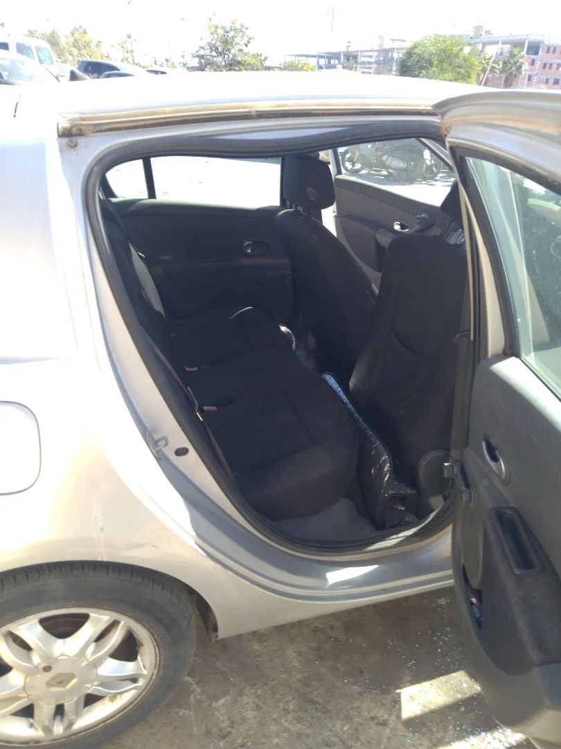 Foto de GOMAS CONTORNO PUERTA RENAULT CLIO III 1.4 16V (98 CV / 72 KW)