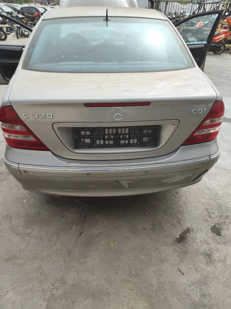 Foto de PORTON TRASERO MERCEDES-BENZ CLASE C (BM 203) BERLINA 3.0 CDI CAT (224 CV / 165 KW)