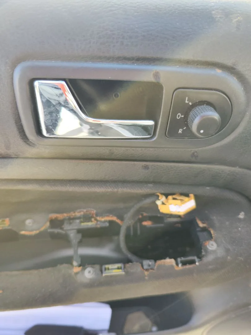 Foto de MANETA INTERIOR DELANTERA IZQUIERDA VOLKSWAGEN GOLF IV BERLINA (1J1)(10.1997) 2.0 (116 CV / 85 KW)