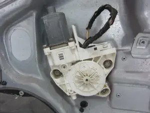 Foto de ELEVALUNAS DELANTERO DERECHO FORD FOCUS BERLINA (CAP) 1.8 TDCi Turbodiesel CAT (116 CV / 85 KW) referencia 4M51A203A28BG foto 5