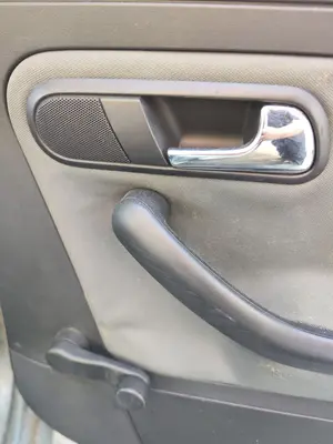 Foto de MANETA INTERIOR TRASERA DERECHA SEAT CORDOBA BERLINA (6L2) 1.4 16V (75 CV / 55 KW) referencia 6L4839114  4X4