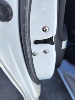 Foto de CERRADURA PUERTA DELANTERA IZQUIERDA KIA CEED (JD) 1.4 CAT (99 CV / 73 KW)