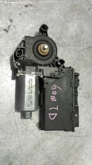 Foto de MOTOR ELEVALUNAS TRASERO DERECHO AUDI A4 BERLINA (8E) 1.9 TDI (131 CV / 96 KW) referencia 8E0959802 foto 3