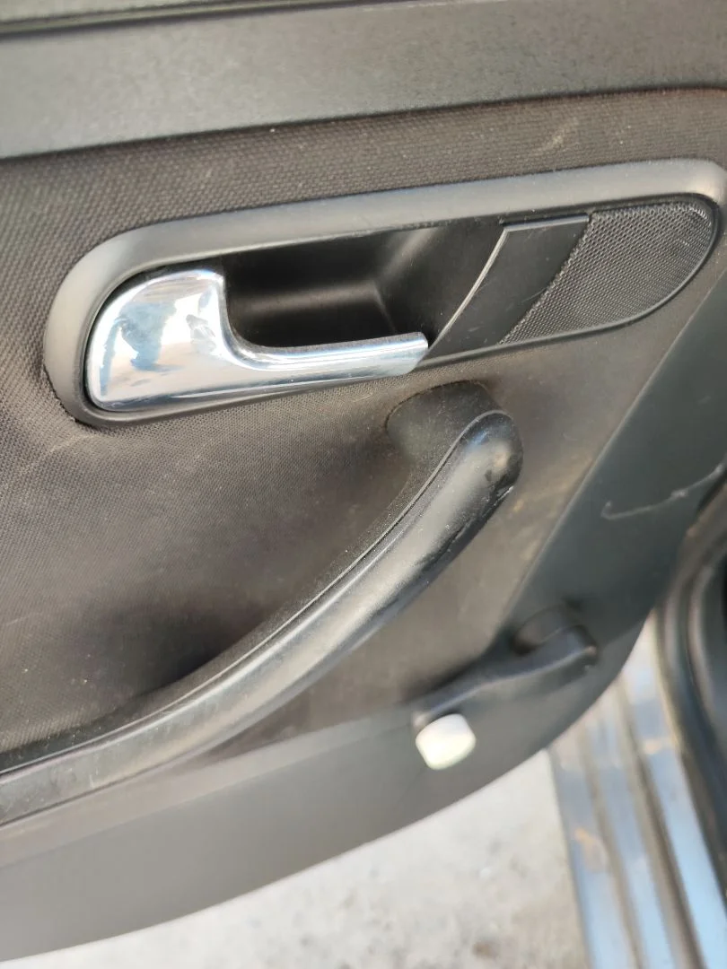 Foto de MANETA INTERIOR TRASERA IZQUIERDA SEAT IBIZA (6L1) 1.9 TDI (101 CV / 74 KW)