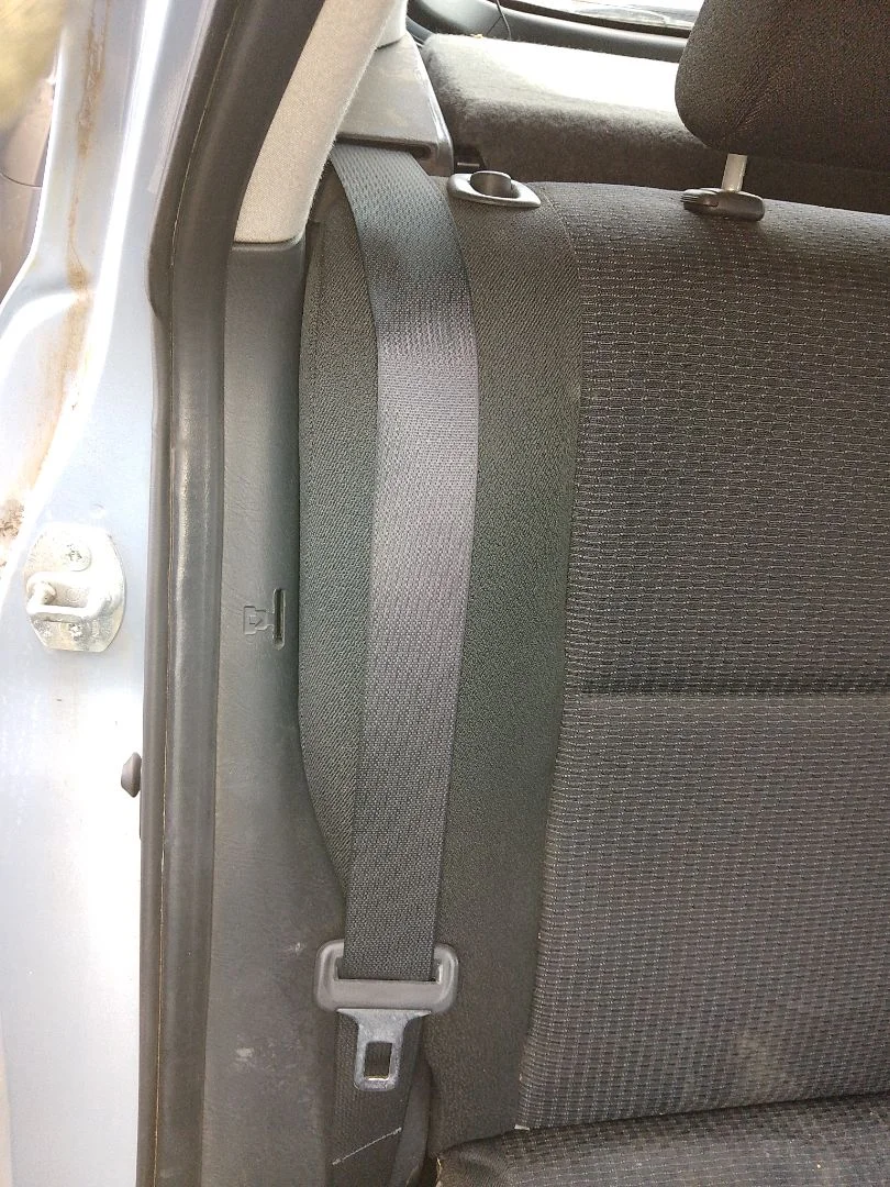 Foto de CINTURON SEGURIDAD TRASERO DERECHO TOYOTA COROLLA (E12) 1.4 16V CAT (97 CV / 71 KW)