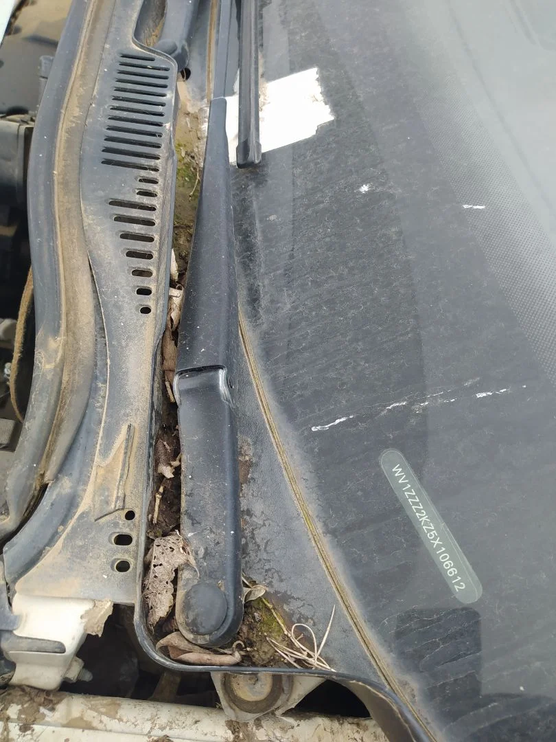 Foto de BRAZO LIMPIA DELANTERO IZQUIERDO VOLKSWAGEN CADDY (2K)(02.2004) 1.9 TDI (105 CV / 77 KW)