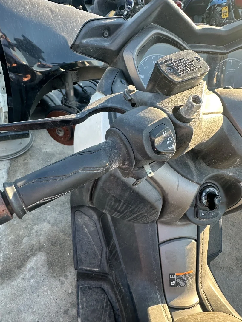 Foto de PIÑA LUCES IZQUIERDA YAMAHA X-MAX 300 292 cm3 - 20.6 kW (0 CV / 0 KW)