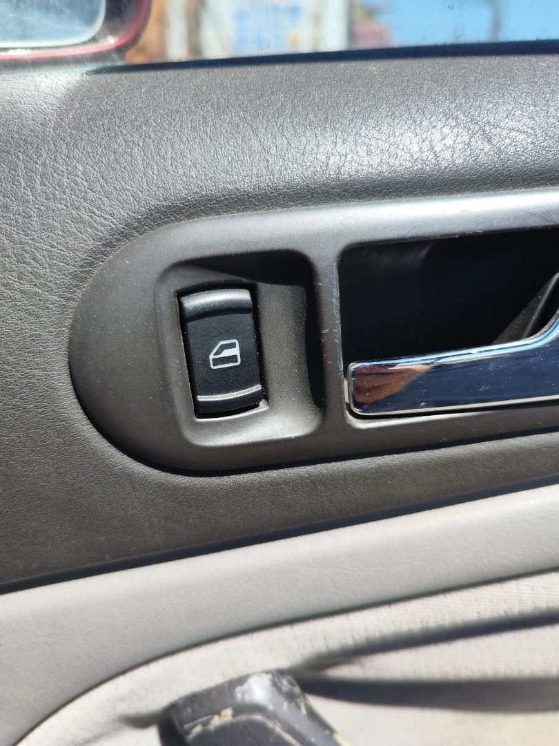 Foto de MANDO ELEVALUNAS DELANTERO DERECHO VOLKSWAGEN PASSAT BERLINA (3B2) 1.9 TDI (116 CV / 85 KW)
