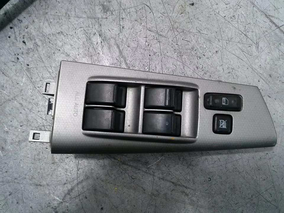Foto de MANDO ELEVALUNAS DELANTERO IZQUIERDO TOYOTA COROLLA (E12) 1.6 16V (110 CV / 81 KW) referencia 848200F030