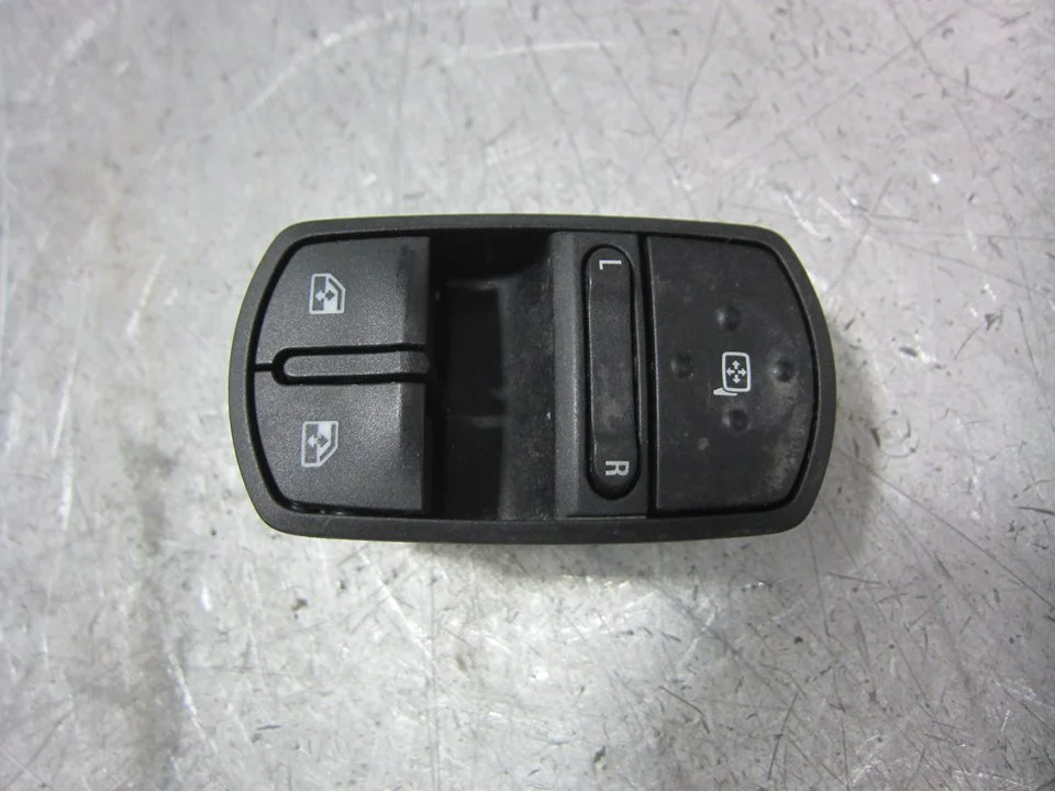 Foto de MANDO ELEVALUNAS DELANTERO IZQUIERDO OPEL CORSA E 1.2 (69 CV / 51 KW) referencia 13430017