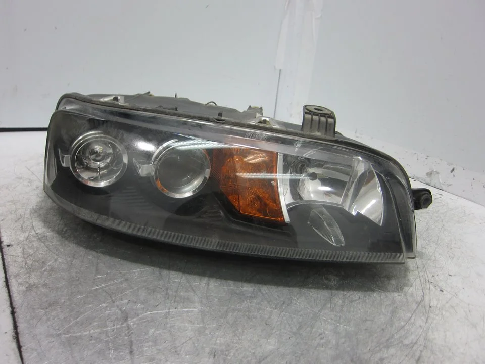 Foto de FARO DERECHO FIAT II PUNTO (188) BERLINA 1.2 CAT (60 CV / 44 KW) referencia 89100448