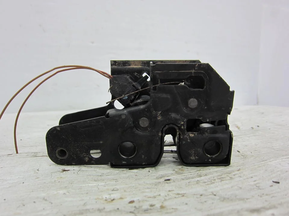 Foto de CERRADURA CAPO VOLKSWAGEN POLO IV (9N3) 1.4 FSI (86 CV / 63 KW) referencia 6Q0823509K