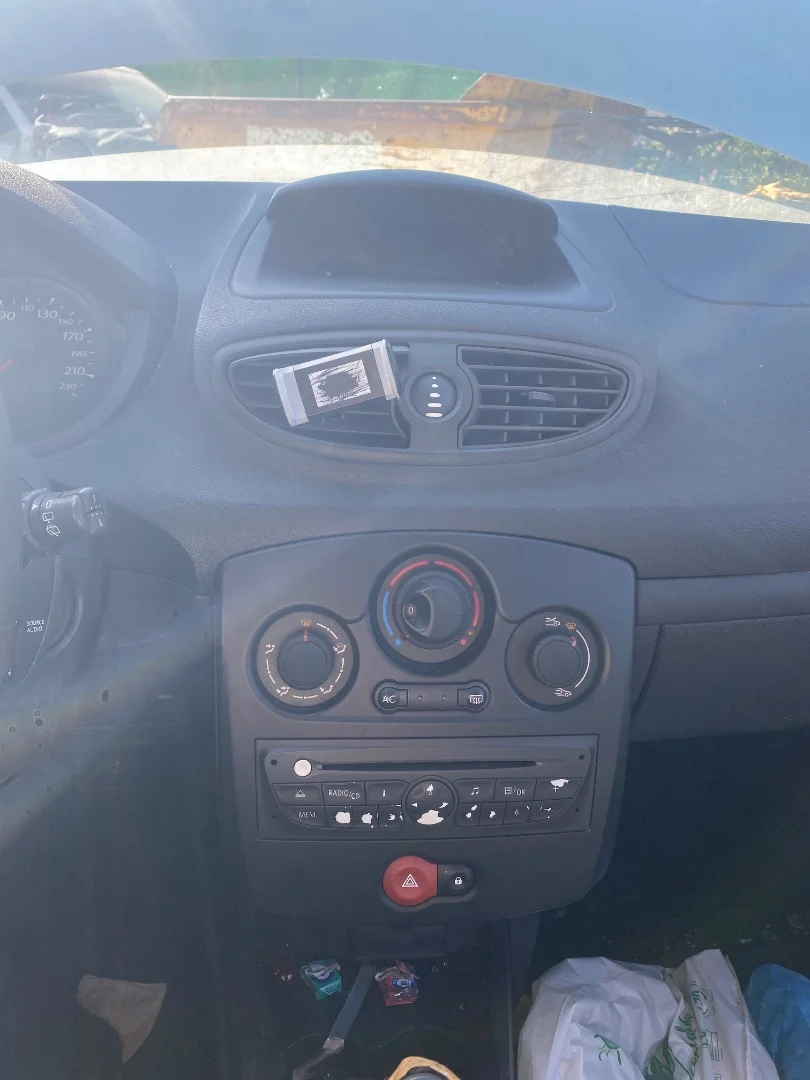 Foto de CONSOLA CENTRAL RENAULT CLIO III 1.5 dCi Diesel (68 CV / 50 KW)