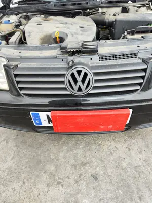 Foto de REJILLA DELANTERA VOLKSWAGEN BORA BERLINA (1J2)(1998) 1.9 TDI (110 CV / 81 KW)