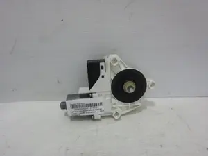 Foto de MOTOR ELEVALUNAS TRASERO DERECHO RENAULT LAGUNA III BERLINA 2.0 dCi Diesel CAT (131 CV / 96 KW) referencia 827300001R foto 3