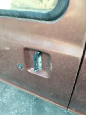 Foto de CERRADURA PUERTA TRASERA DERECHA NISSAN VANETTE (C220) 2.0 Diesel (67 CV / 49 KW)