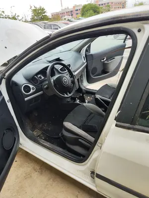Foto de GOMAS CONTORNO PUERTA RENAULT CLIO III 1.5 dCi Diesel FAP (75 CV / 55 KW)