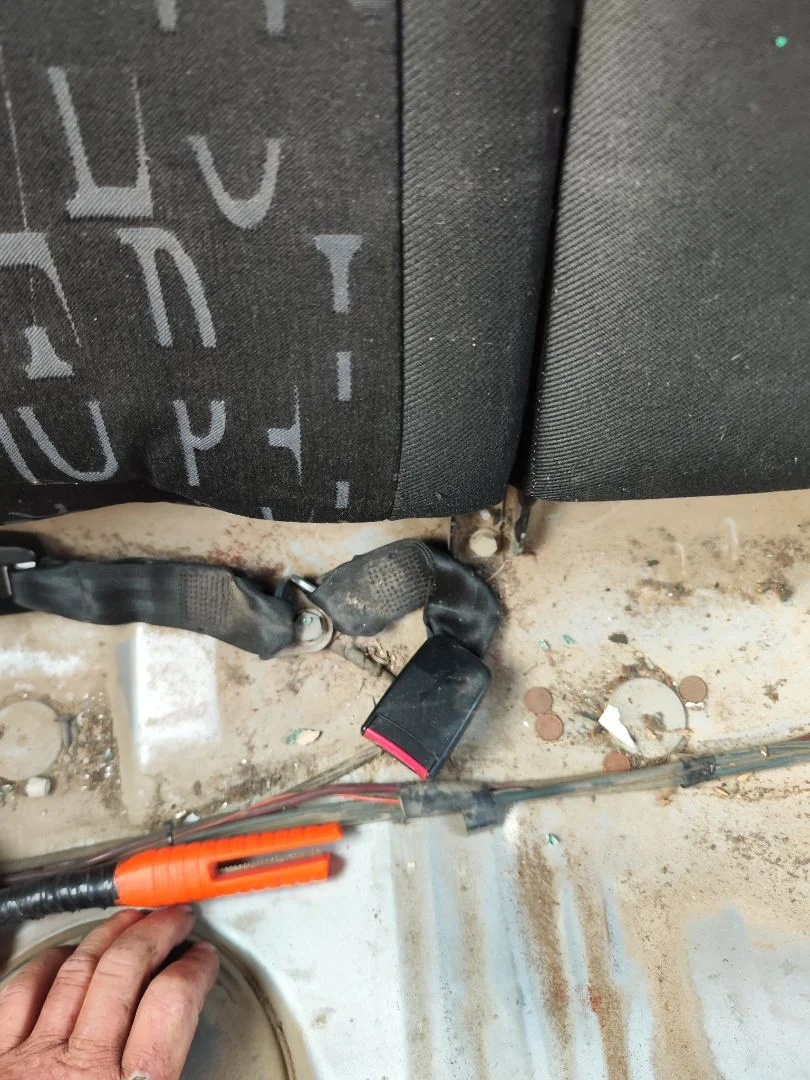 Foto de ENGANCHE CINTURON TRASERO CENTRAL PEUGEOT 206 1.6 16V CAT (109 CV / 80 KW)