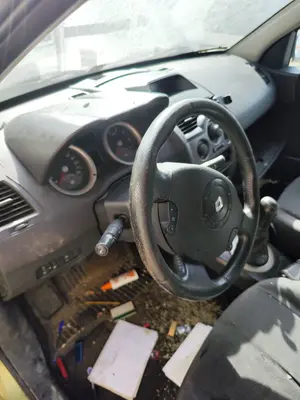Foto de SALPICADERO RENAULT MEGANE II BERLINA 5P 1.6 CAT (113 CV / 83 KW)