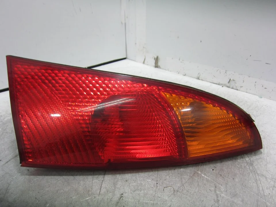 Foto de PILOTO TRASERO DERECHO FORD FOCUS BERLINA (CAK) 1.6 16V CAT (101 CV / 74 KW) referencia XS4113404