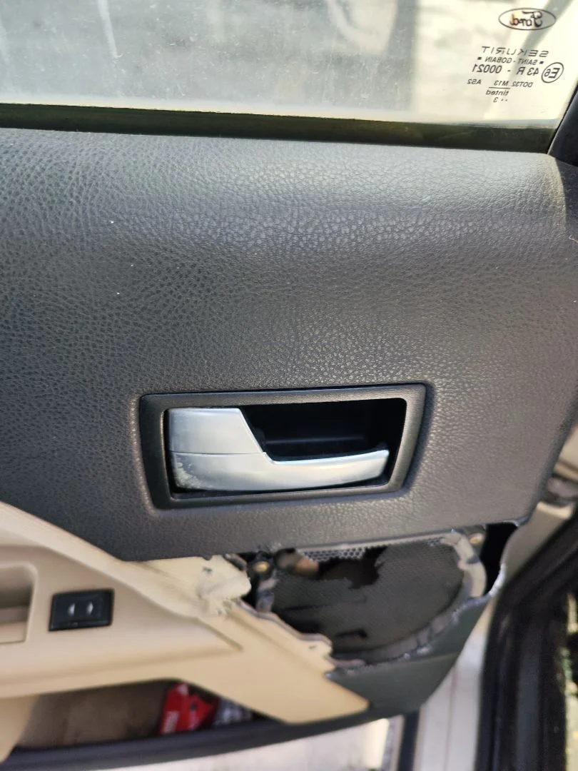 Foto de MANETA INTERIOR TRASERA IZQUIERDA FORD MONDEO BERLINA (GE) 2.0 TDCi CAT (131 CV / 96 KW) referencia 1352107