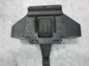 Foto de CERRADURA MALETERO / PORTON RENAULT MEGANE I FASE 2 BERLINA (BA0) 1.9 dTi Diesel (80 CV / 59 KW) referencia 838546 foto 2