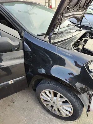 Foto de ALETA DELANTERA DERECHA RENAULT CLIO III 1.2 16V (75 CV / 55 KW)