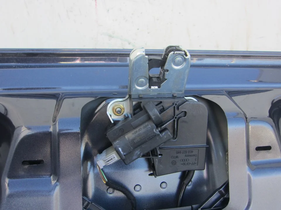 Foto de CERRADURA MALETERO / PORTON AUDI A6 BERLINA (4F2) 4.2 V8 40V (335 CV / 246 KW) referencia 4E0827645