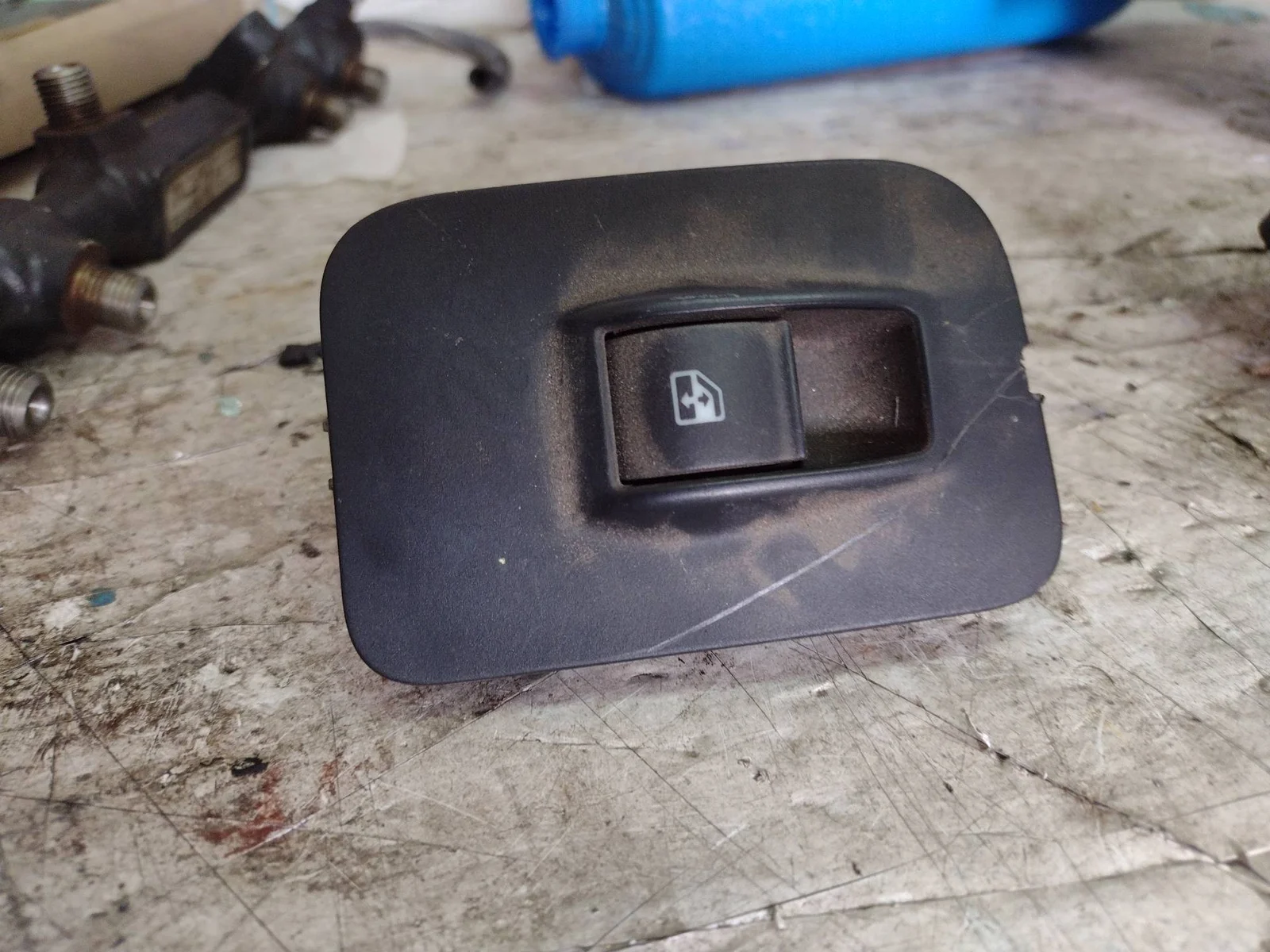 Foto de MANDO ELEVALUNAS TRASERO DERECHO PEUGEOT BIPPER referencia 1309468070