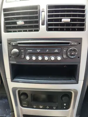 Foto de SISTEMA AUDIO / RADIO CD PEUGEOT 307 BERLINA (S2) 1.4 16V CAT (KFU / ET3J4) (88 CV / 65 KW)