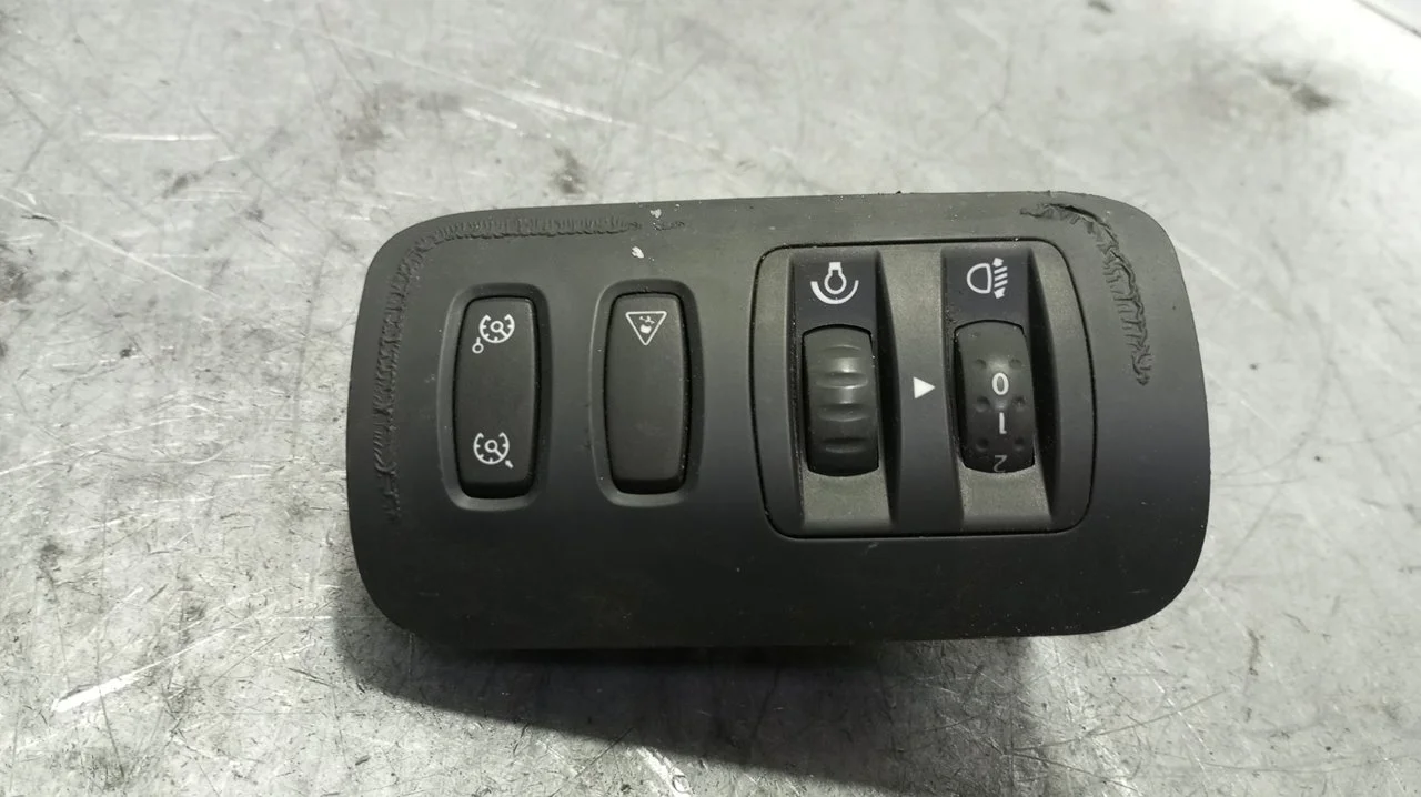 Foto de MANDO MULTIFUNCION RENAULT MEGANE II CLASSIC BERLINA 1.5 dCi Diesel (106 CV / 78 KW) referencia 8200176081