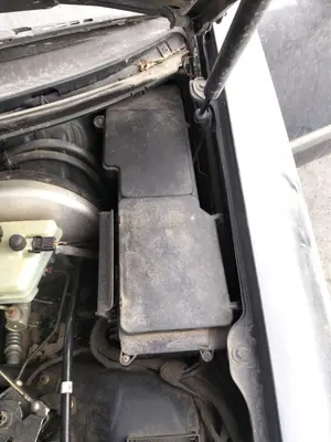 Foto de CAJA RELES / FUSIBLES MERCEDES-BENZ CLASE E (BM 210) BERLINA 2.9 Turbodiesel CAT (129 CV / 95 KW)