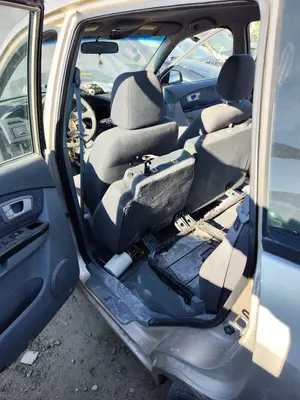 Foto de GOMAS CONTORNO PUERTA KIA CARENS (RS) 1.8 16V CAT (126 CV / 93 KW)