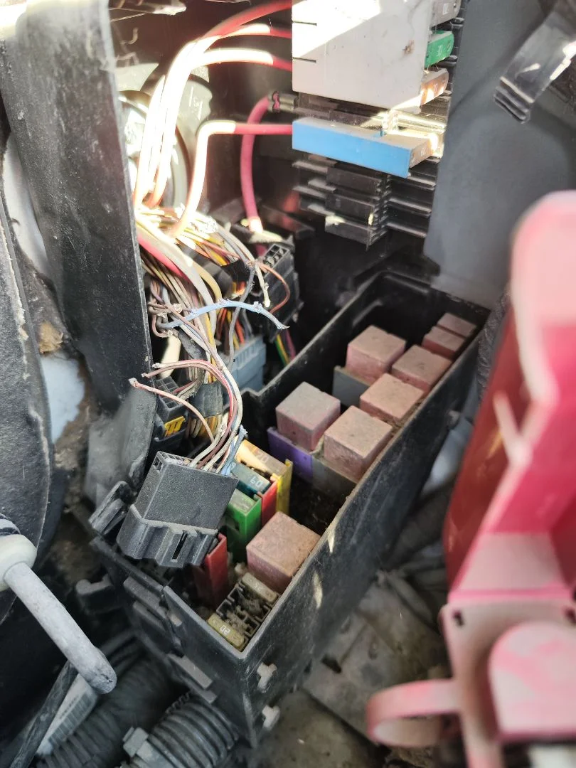 Foto de CAJA RELES / FUSIBLES NISSAN INTERSTAR (X70) 2.5 dCi Diesel CAT (114 CV / 84 KW)