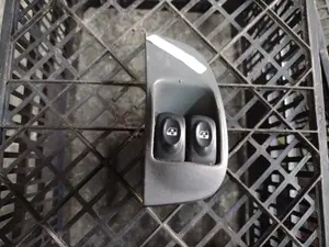 Foto de MANDO ELEVALUNAS DELANTERO IZQUIERDO RENAULT MEGANE I BERL./ BERL. CON PORTÓN (BA0) 1.5 CAT (75 CV / 55 KW) referencia R207715E2