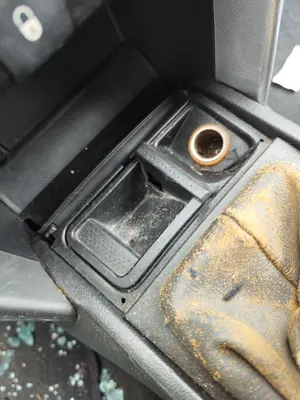 Foto de CENICERO PEUGEOT 207 1.4 16V CAT (KFU / ET3J4) (88 CV / 65 KW)