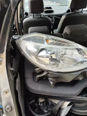 Foto de FARO DERECHO RENAULT CLIO III 1.2 16V (75 CV / 55 KW) foto 3