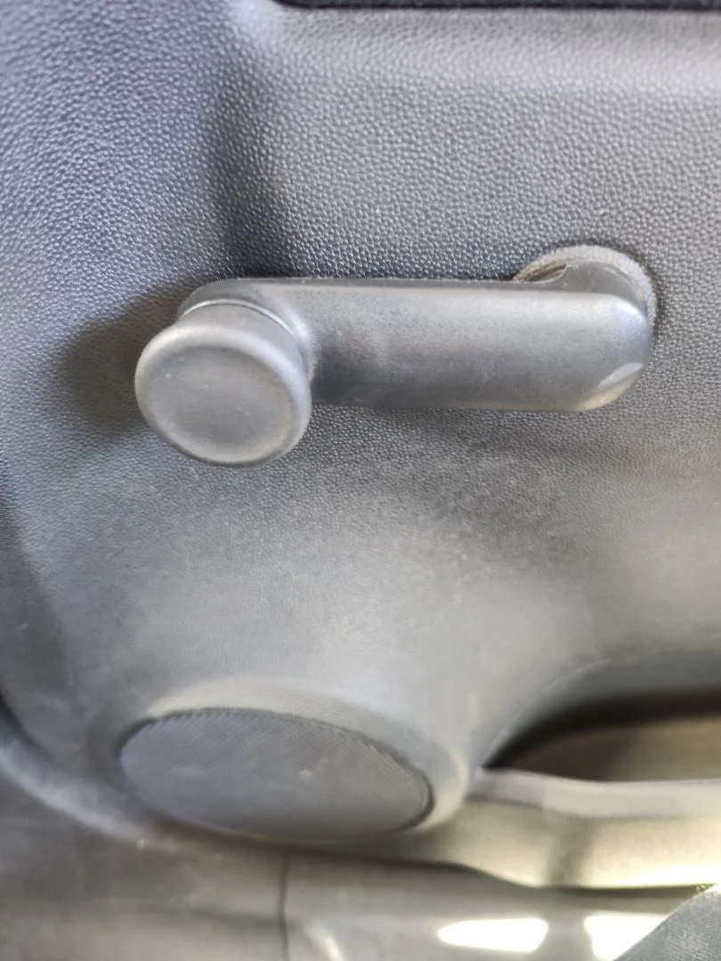Foto de MANETA ELEVALUNAS TRASERA DERECHA OPEL CORSA D 1.2 16V CAT (Z 12 XEP / LB4) (80 CV / 59 KW)