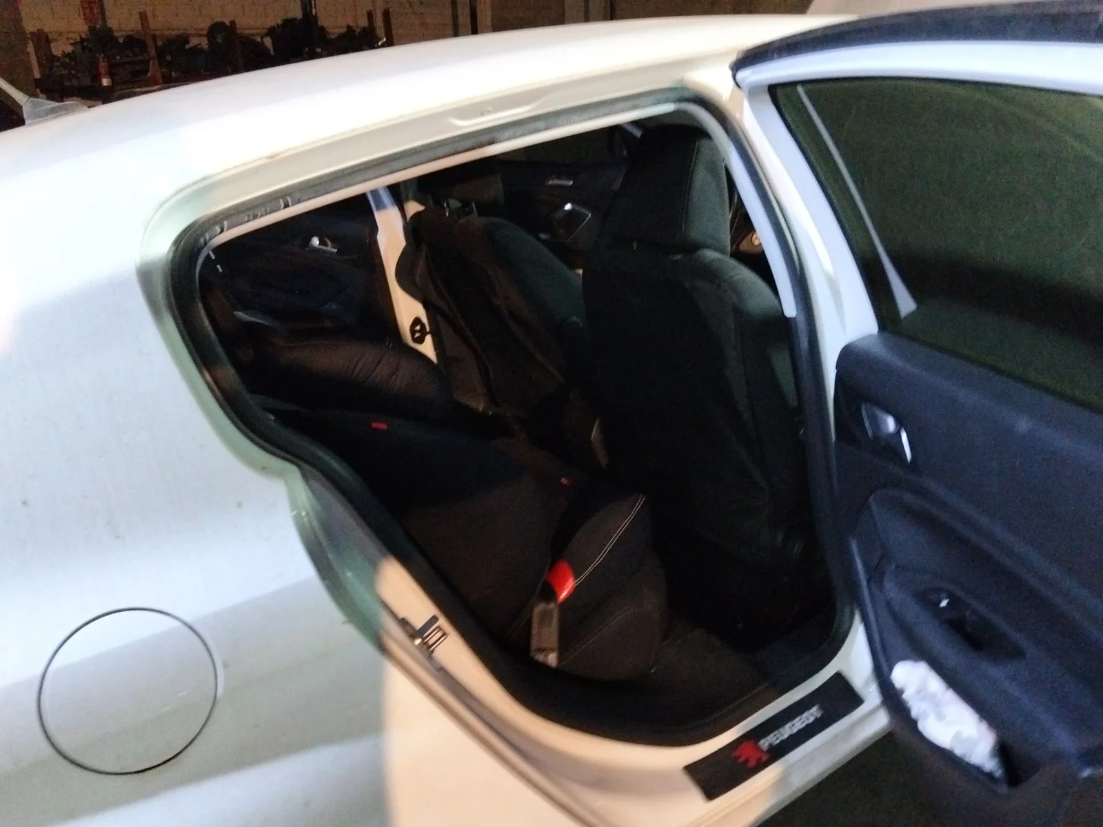 Foto de GOMAS CONTORNO PUERTA PEUGEOT 308