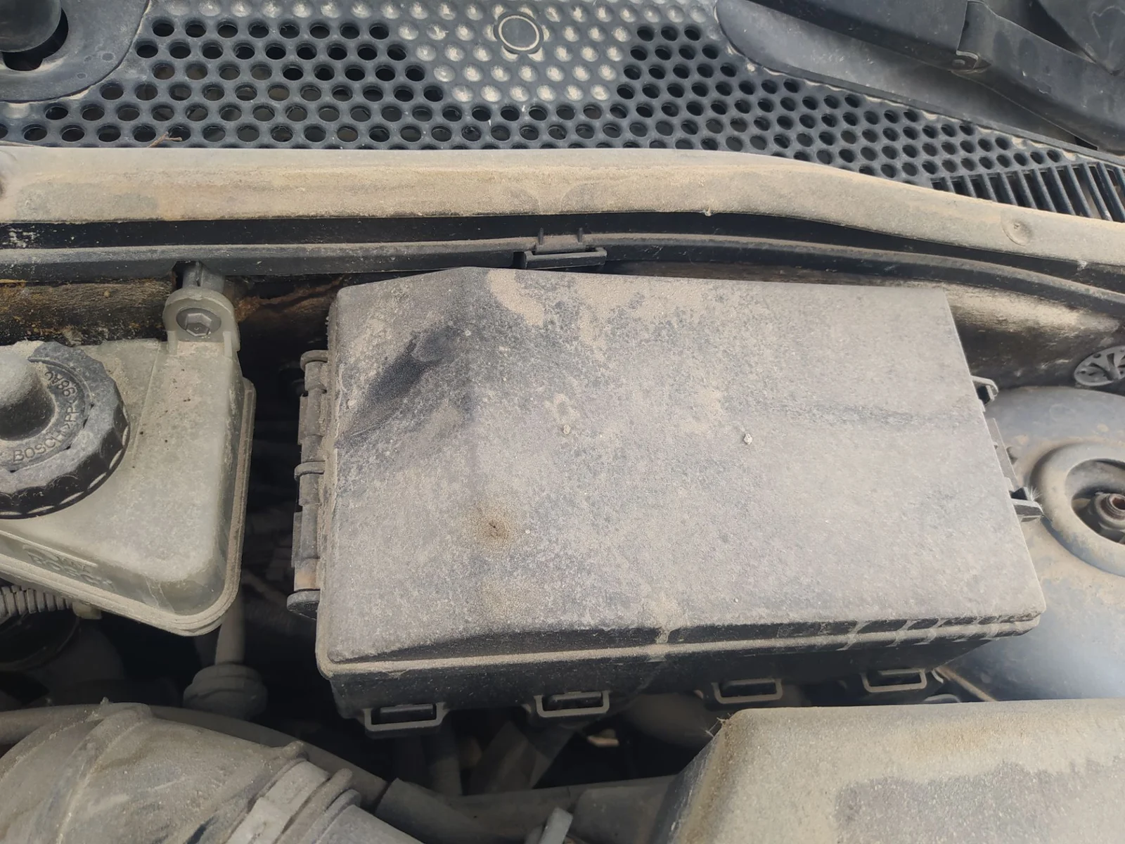 Foto de CAJA RELES / FUSIBLES FORD FOCUS BERLINA (CAK) 1.8 TDDI Turbodiesel CAT (90 CV / 66 KW)
