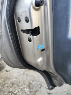 Foto de CERRADURA PUERTA TRASERA IZQUIERDA KIA CARENS (RS) 1.8 16V CAT (126 CV / 93 KW)